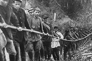 Заключенные Ухтинской экспедиции на транспортировке грузов по реке Ижме, 1929 год