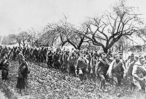 Пленные, захваченные русскими войсками в ходе наступательной операции на Юго-Западном фронте (Брусиловский прорыв) во время Первой мировой войны