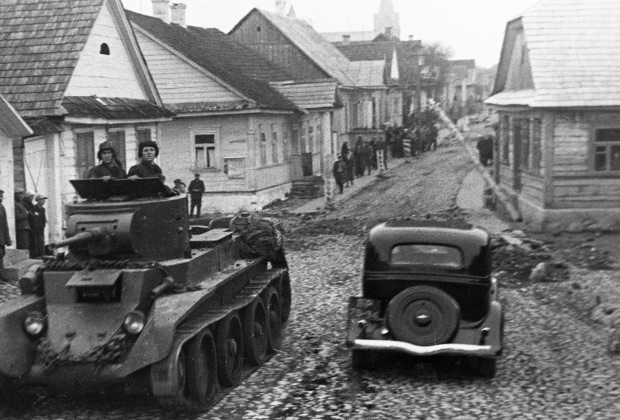 Советский танк едет по улицам города Ракова. Польша, 1939 год