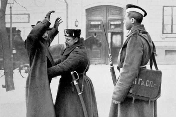 Варшава, прохожего обыскивает российская полиция, 1906 год