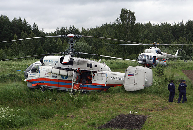 Вертолеты МЧС во время поисково-спасательной операции на берегу Сямозера в деревне Кудама Пряжинского района
