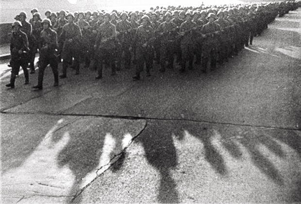 Солдаты строем проходят по набережной Москвы-реки в Москве