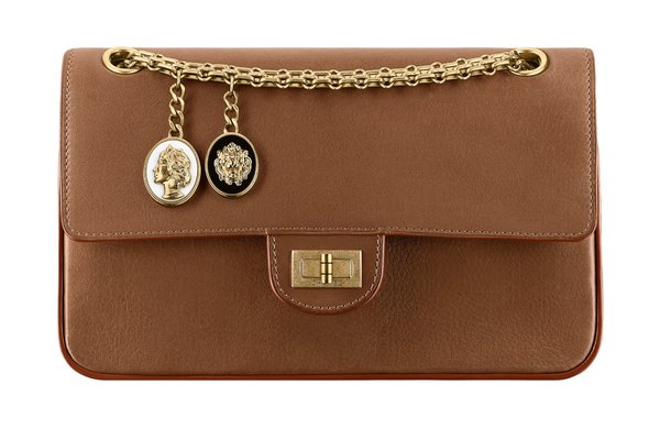 Самая популярная сумка Chanel впервые стала стоить дороже Birkin от Hermes