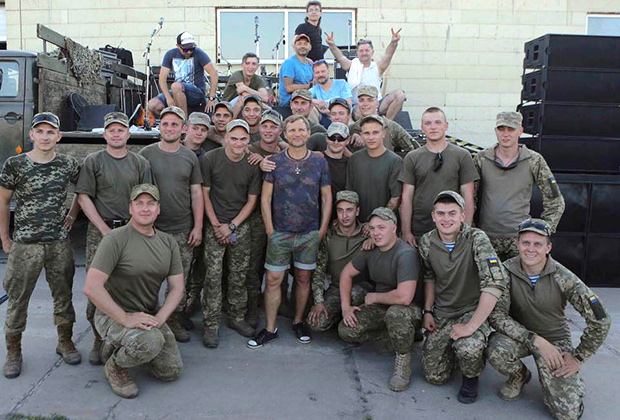 Рокер Олег Скрипка выступал для воюющих в Донбассе украинских солдат