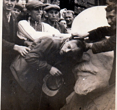 Ukrainians hit a Jew's head on a bust of Lenin