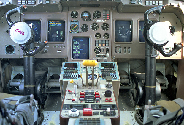 Кабина самолета Ил-114