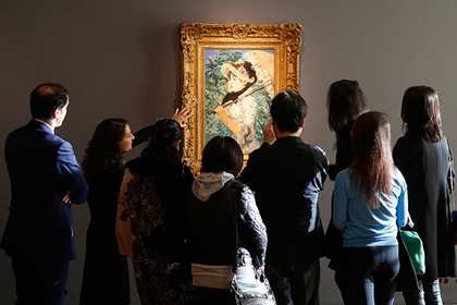 Гости аукциона Christie's осматривают картину Эдуарда Мане «Весна»