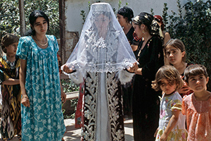 Неоперабельный брак За что в Таджикистане родственникам запретили жениться