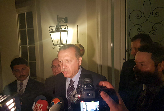 Эрдоган делает заявление для прессы во время попытки переворота. 15 июля 2016 года