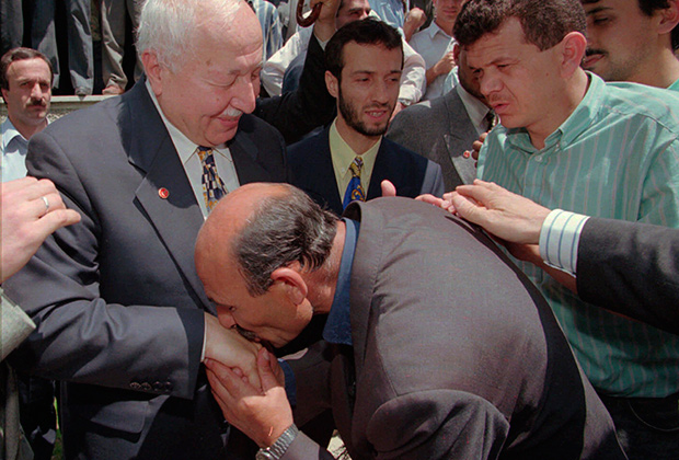Неизвестный мужчина целует руку Эрбакану. 28 июня 1996