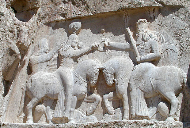 Основатель империи Ардашир I получает кольцо власти от Ахура-Мазды