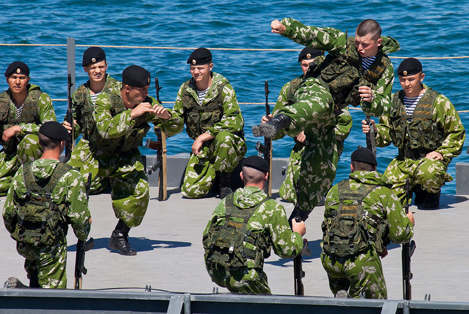 Показательное выступление морской пехоты Черноморского флота. Севастополь, 2014 год