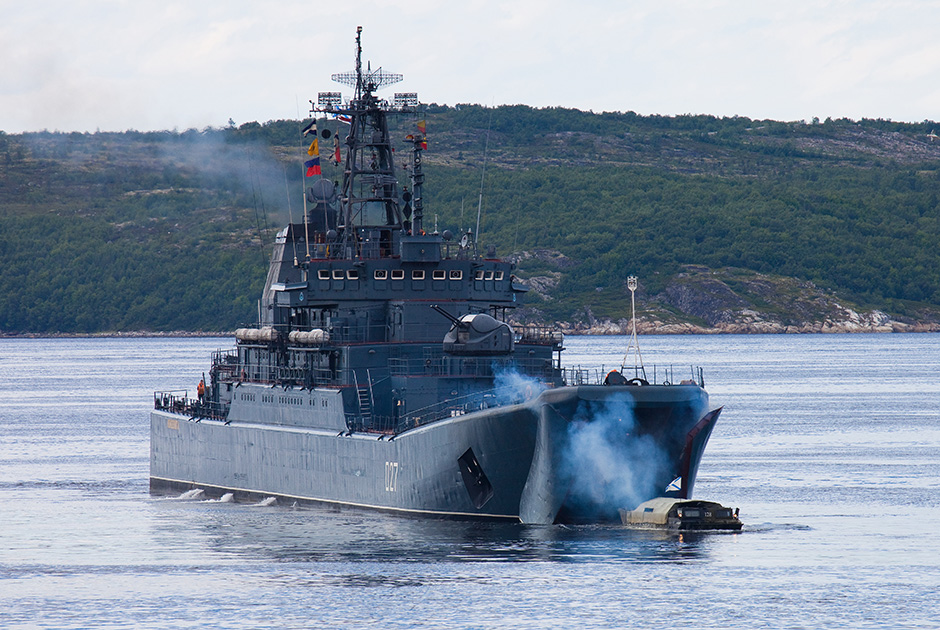 Большой десантный корабль «Кондопога» демонстрирует высадку десанта. Североморск, 2010 год