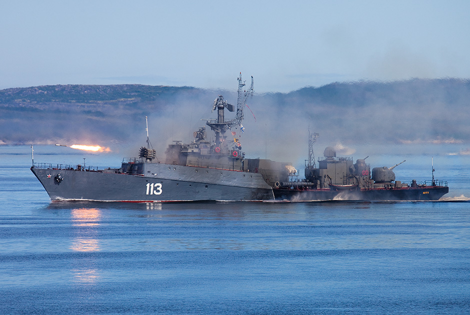 Малый противолодочный корабль «Юнга» (проект 1124М «Альбатрос») производит залп из реактивных бомбометных установок. Североморск, 2014 год