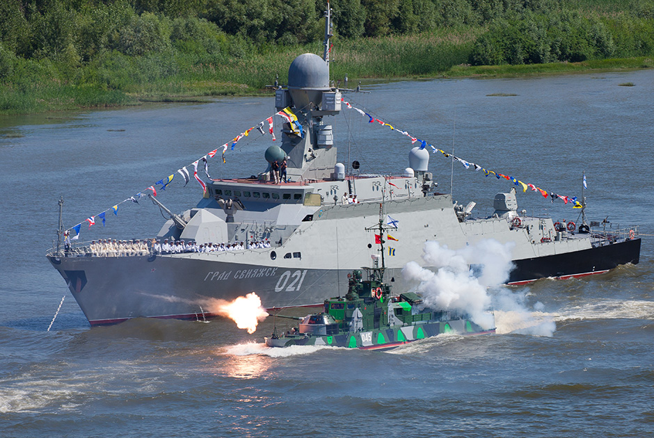 Малый ракетный корабль «Град Свияжск» (проект 21631 «Буян-М») и артиллерийский катер проекта 1204 «Шмель». Астрахань, 2015 год