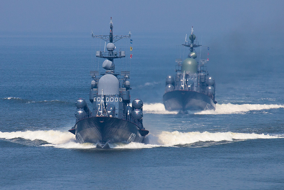 Ракетные катера Р-2 и Р-129 (проект 12411 «Молния»). Балтийск, 2012 год