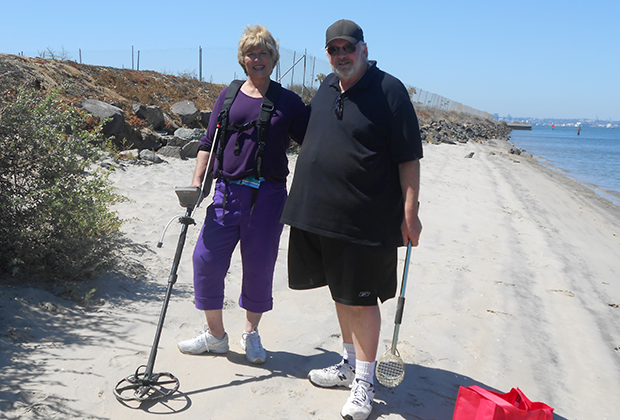 Хобби пенсионеров в Сан-Диего — поиск с металлоискателем предметов на местном пляже