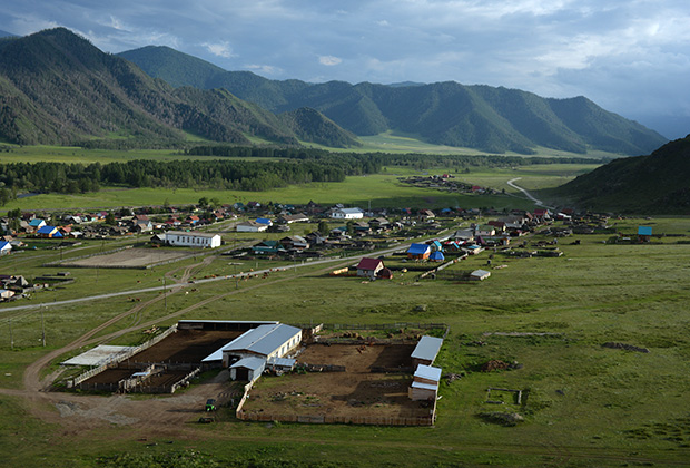 Вид на Бичикту Боом — одну из трех деревень Каракольской долины