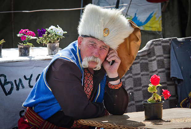 Украинец в костюме казака на Евромайдане. Киев, 2014 год