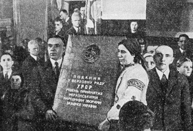 Депутаты Верховного Совета Западной Украины держат текст обращения о принятии Западной Украины в состав УССР, 1939 год