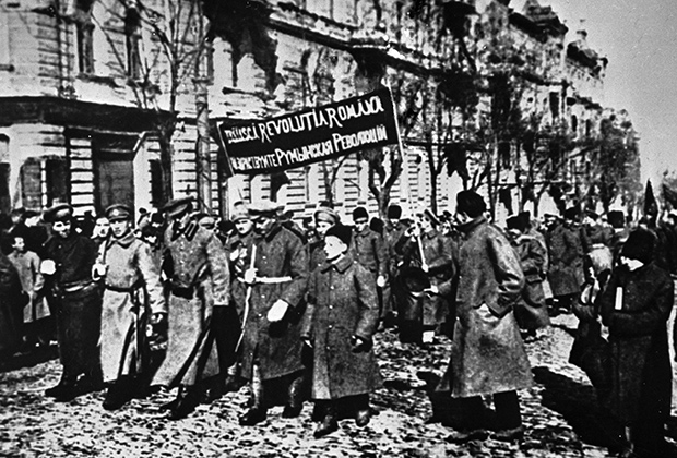Румынский революционный полк проходит по улицам Одессы, 1918 год