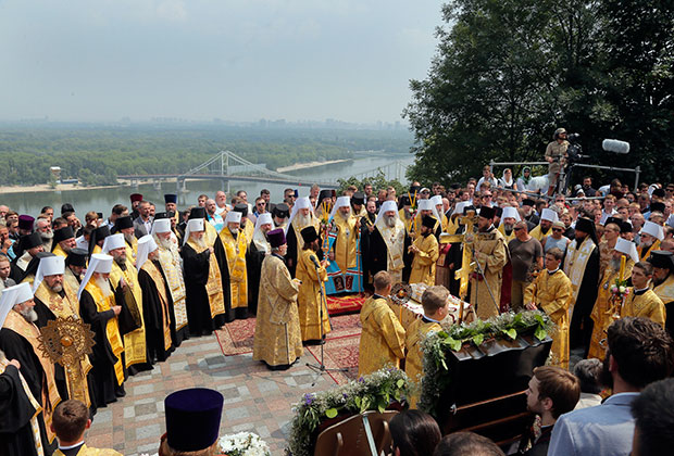 Молебен на Владимирской горке провел предстоятель УПЦ МП митрополит Онуфрий