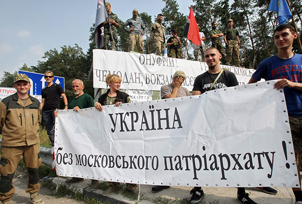 Радикалы неоднократно пытались блокировать колонне верующих дорогу на Киев