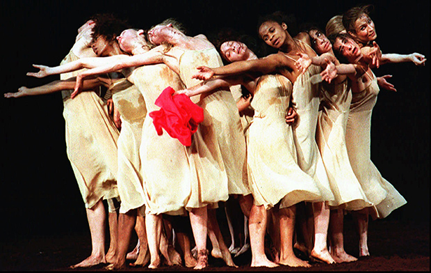 Балерины из труппы Пины Бауш танцуют Palais des Papes во Франции, 1995 год