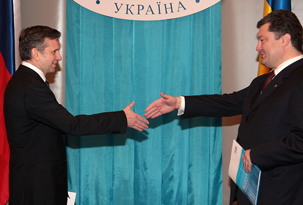 Зурабов в январе 2010-го вручает копии верительных грамот Петру Порошенко, возглавлявшему тогда МИД Украины