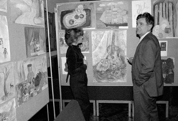 Писатель Фазиль Искандер (справа) на выставке детского рисунка в Доме писателей, 1980 год