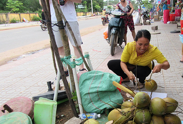 На главной (и единственной) улице Дуонг Донга можно за 30-40 центов полакомиться свежим кокосом.