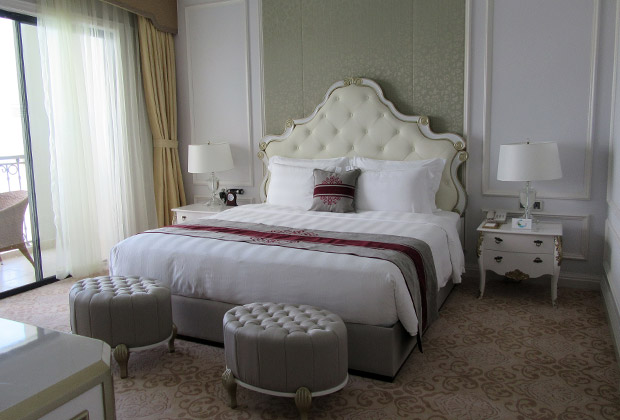Кровати в номерах отеля оказались достаточно широкими и удобными.