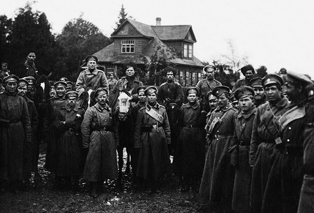 Братание солдат генерала Лавра Корнилова с войсками Временного правительства