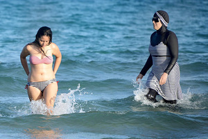 Купаться запрещено Почему французы ополчились на мусульманские костюмы для плавания
