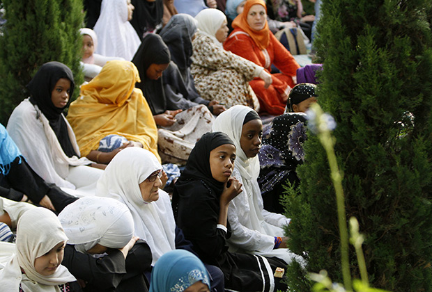 Мусульманки возле Парижской соборной мечети