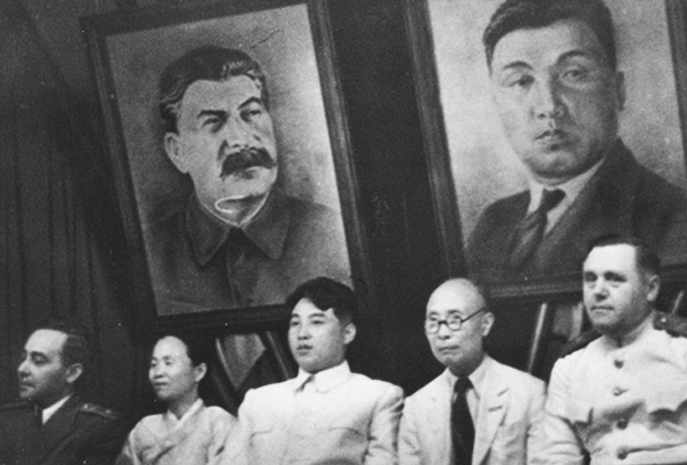 Ким Ир Сен и Ким Ду Бон на совместном пленуме ЦК Новой народной партии и Коммунистической партии Северной Кореи, 28 августа 1946 года