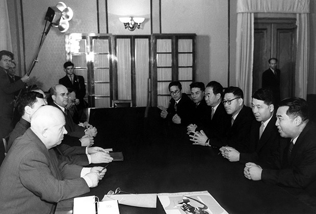 Прием Первым секретарем ЦК КПСС Никитой Хрущевым делегации КНДР. Справа — Ким Ир Сен. Москва, 1957 год