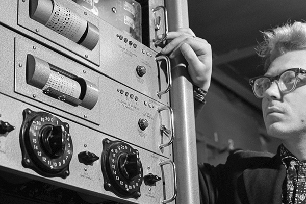 Сотрудник технической лаборатории проводит научный эксперимент, 1 декабря 1963 года