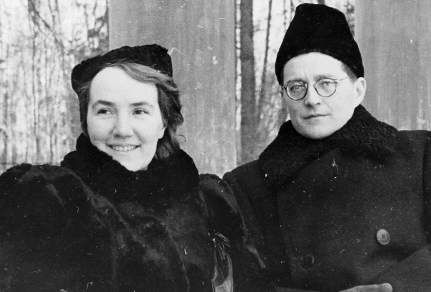 Дмитрий Дмитриевич Шостакович с женой Ниной Васильевной на балконе санатория
