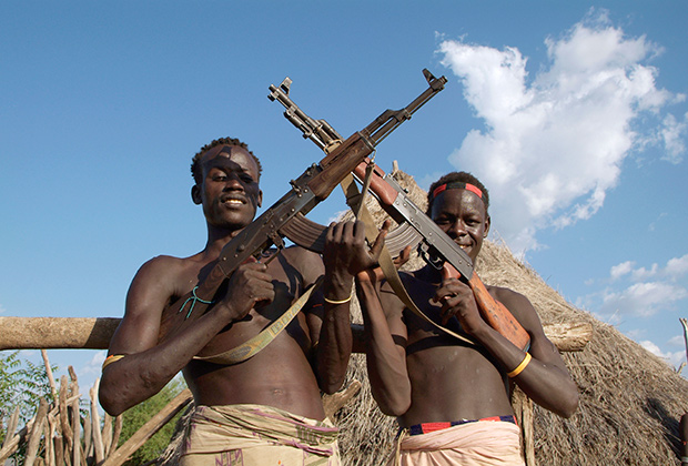 Члены племени каро с автоматами Калашникова, южная Эфиопия.