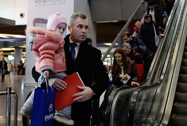Павел Астахов встречает в аэропорту "Внуково" тяжелобольных детей из Донбасса
