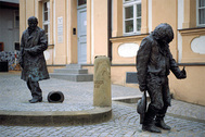 Памятник Каспару Хаузеру. На первом плане — в образе найденыша, на заднем — буржуа