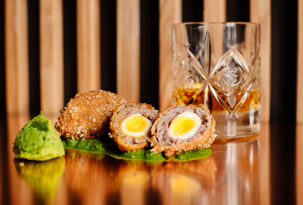 Любой гость заведения может стать членом Scotch Egg Club при условии, что закажет фудпейринг из шотландских яиц и виски