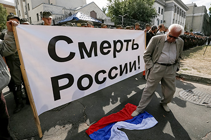 Протестующие разошлись от здания посольства Российской Федерации в Киеве