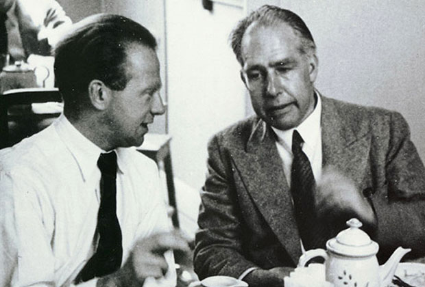 Вернер Гейзенберг (слева) и Нильс Бор