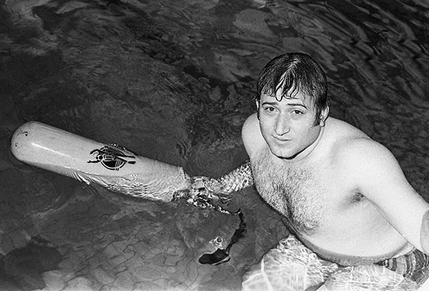 Заслуженный мастер спорта, многократный рекордсмен мира по подводному спорту Шаварш Карапетян на занятиях в бассейне.