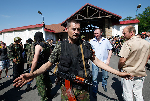 Ополченцы возле дома Ахметова в Донецке