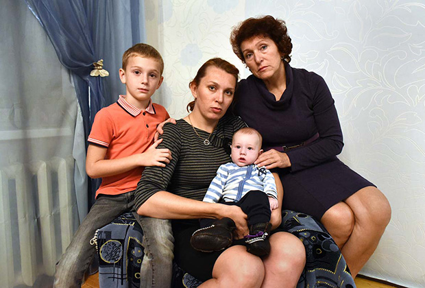 Четырехмесячный Кирюша Гашенин с мамой, бабушкой и братом