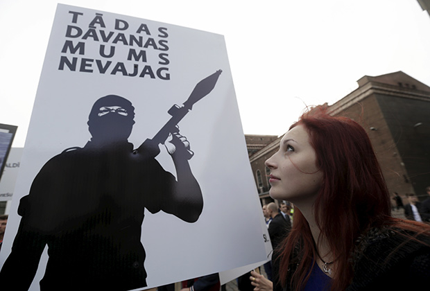 «Нам такие не нужны» — под таким плакатом граждане Латвии протестовали против приема страной беженцев