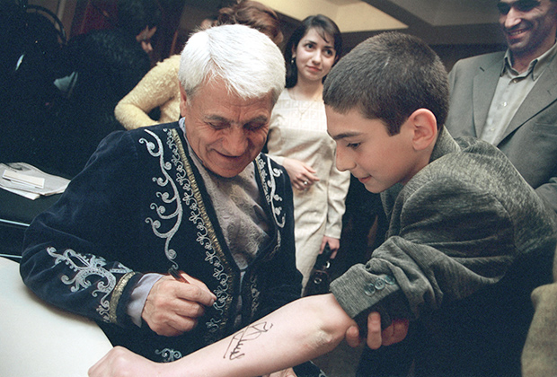Дживан Гаспарян оставляет автограф на руке поклонника